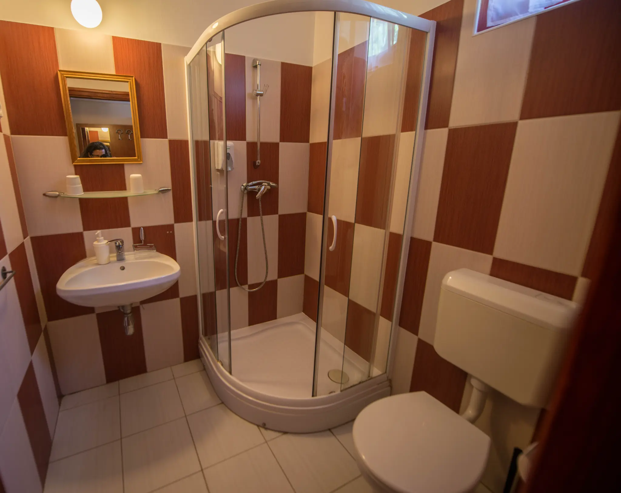 Marina panzió Siófok – franciaágyas szoba részlet, természetes fény