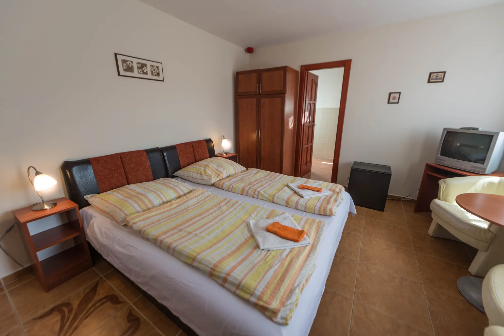 Marina Vendégház Siófok – franciaágyas szoba erkéllyel, Balaton közelében