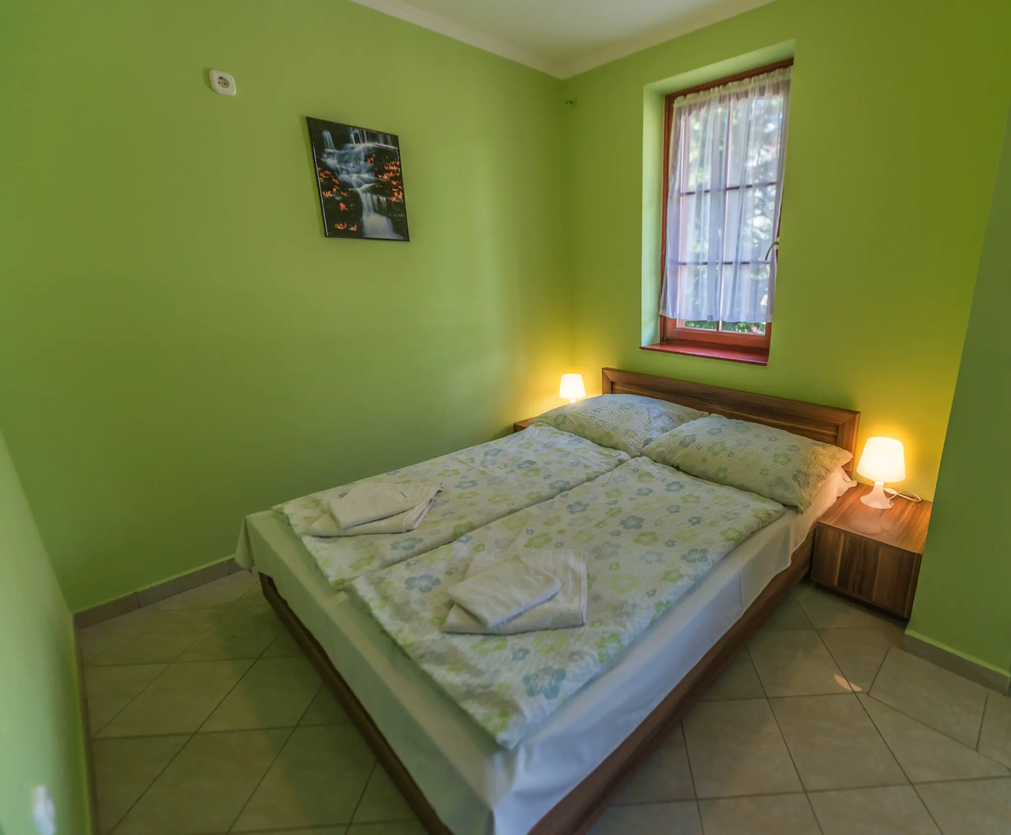 Siófok szállás medencével – családi szoba fürdőszoba, tiszta modern kialakítás