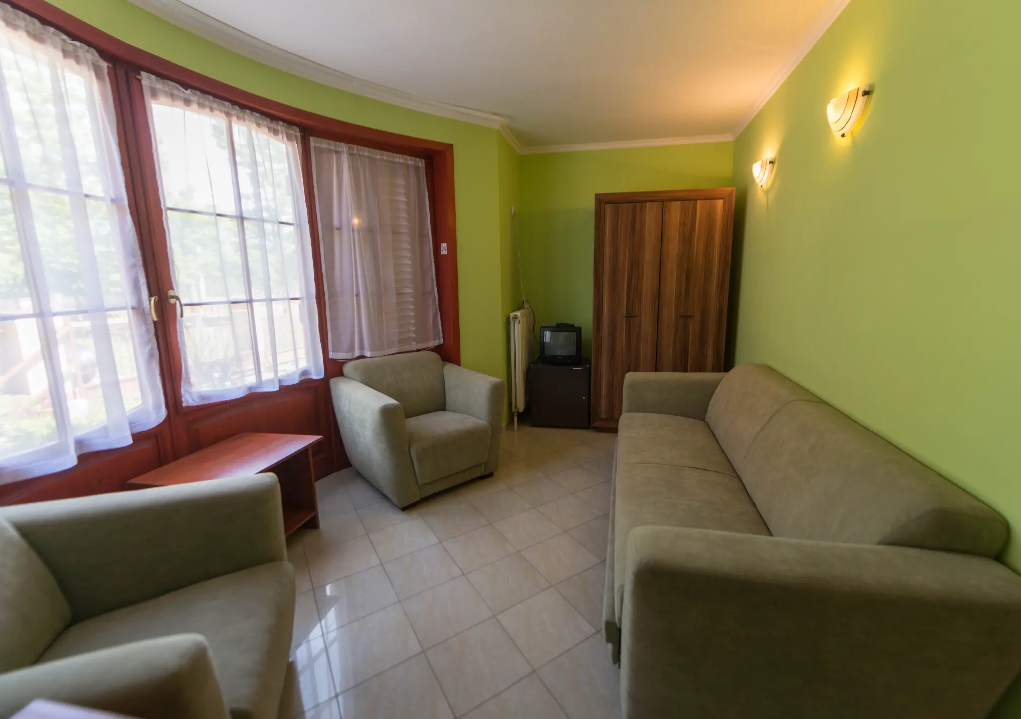 Siófok szállás gyerekekkel – tágas családi szoba hálószobával és nappalival