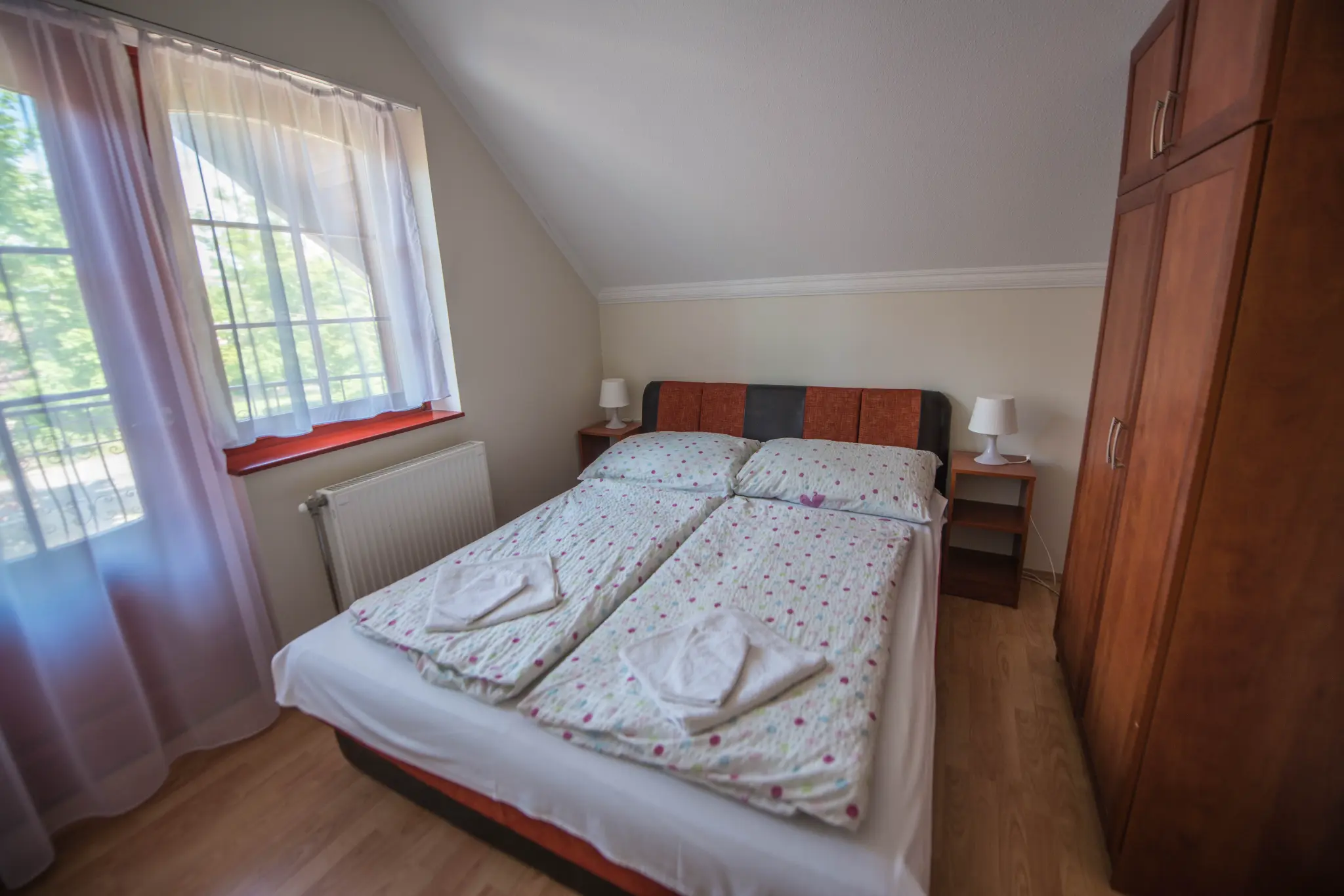 Marina Vendégház Siófok – erkélyes franciaágyas szoba medencés kerttel